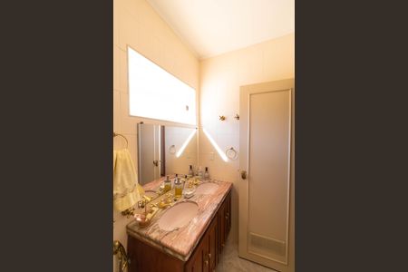 Casa de condomínio à venda com 350m², 4 quartos e 5 vagasBanheiro