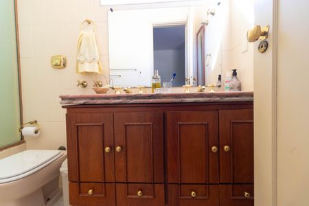 Casa de condomínio à venda com 350m², 4 quartos e 5 vagasBanheiro