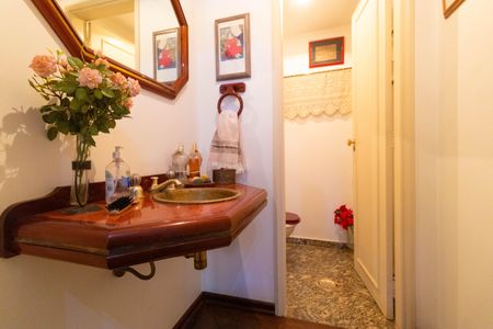 Casa de condomínio à venda com 350m², 4 quartos e 5 vagasLavabo