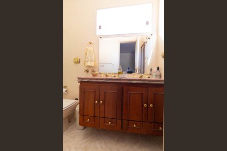 Casa de condomínio à venda com 350m², 4 quartos e 5 vagasBanheiro