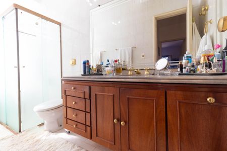 Casa de condomínio à venda com 350m², 4 quartos e 5 vagasBanheiro da Suíte