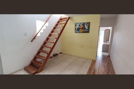 Casa à venda com 200m², 4 quartos e 2 vagas Casa à venda com 200m², 4 quartos e 2 vagasSala