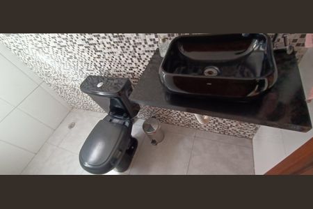 Casa à venda com 200m², 4 quartos e 2 vagas Casa à venda com 200m², 4 quartos e 2 vagasBanheiro Social