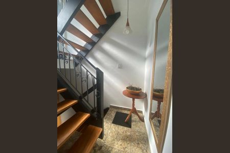 Casa de condomínio à venda com 225m², 4 quartos e 2 vagas Casa de condomínio à venda com 225m², 4 quartos e 2 vagasEscada
