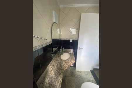 Casa de condomínio à venda com 225m², 4 quartos e 2 vagas Casa de condomínio à venda com 225m², 4 quartos e 2 vagasBanheiro
