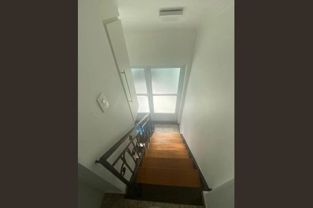 Casa de condomínio à venda com 225m², 4 quartos e 2 vagas Casa de condomínio à venda com 225m², 4 quartos e 2 vagasEscada