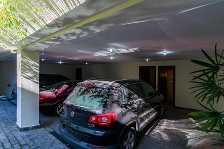 Casa à venda com 735m², 4 quartos e 6 vagas Casa à venda com 735m², 4 quartos e 6 vagasÁrea comum