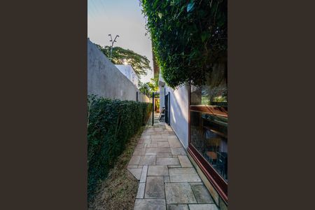 Casa à venda com 735m², 4 quartos e 6 vagas Casa à venda com 735m², 4 quartos e 6 vagasÁrea comum