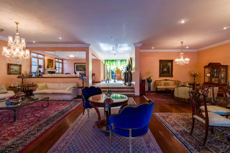Casa à venda com 735m², 4 quartos e 6 vagas Casa à venda com 735m², 4 quartos e 6 vagasSala