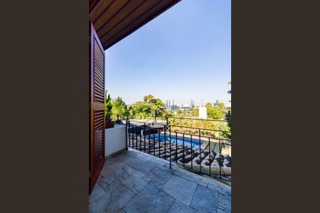 Casa à venda com 735m², 4 quartos e 6 vagas Casa à venda com 735m², 4 quartos e 6 vagasVaranda da Suíte 4