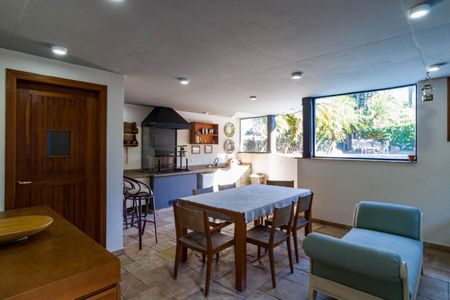 Casa à venda com 735m², 4 quartos e 6 vagas Casa à venda com 735m², 4 quartos e 6 vagasÁrea Gourmet