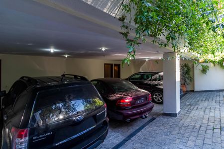 Casa à venda com 735m², 4 quartos e 6 vagas Casa à venda com 735m², 4 quartos e 6 vagasÁrea Externa
