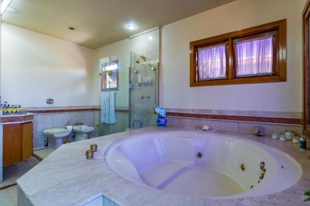 Casa à venda com 735m², 4 quartos e 6 vagas Casa à venda com 735m², 4 quartos e 6 vagasBanheiro da Suíte 1