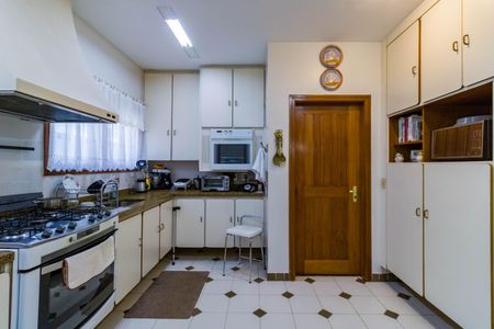 Casa à venda com 735m², 4 quartos e 6 vagas Casa à venda com 735m², 4 quartos e 6 vagasCozinha