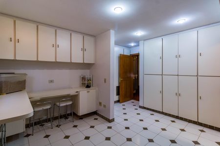 Casa à venda com 735m², 4 quartos e 6 vagas Casa à venda com 735m², 4 quartos e 6 vagasÁrea de Serviço