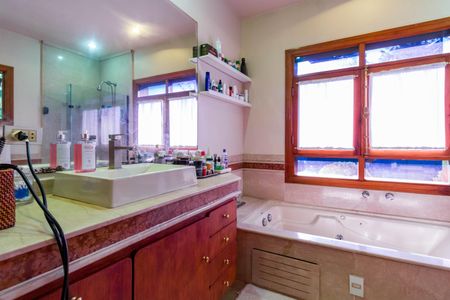 Casa à venda com 735m², 4 quartos e 6 vagas Casa à venda com 735m², 4 quartos e 6 vagasBanheiro da Suíte 2