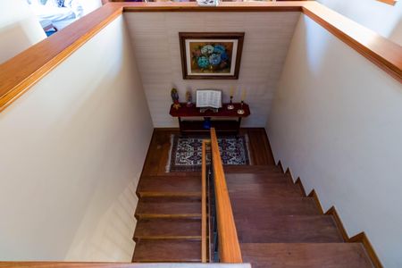 Casa à venda com 735m², 4 quartos e 6 vagas Casa à venda com 735m², 4 quartos e 6 vagasEscada
