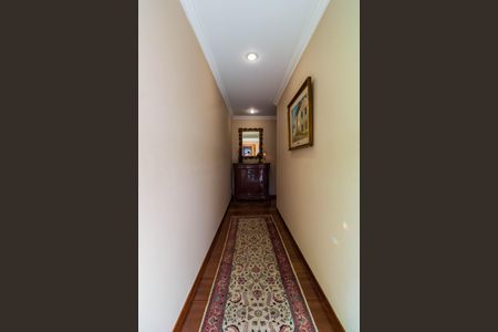Casa à venda com 735m², 4 quartos e 6 vagas Casa à venda com 735m², 4 quartos e 6 vagasCorredor