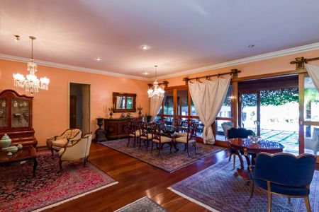 Casa à venda com 735m², 4 quartos e 6 vagas Casa à venda com 735m², 4 quartos e 6 vagasSala