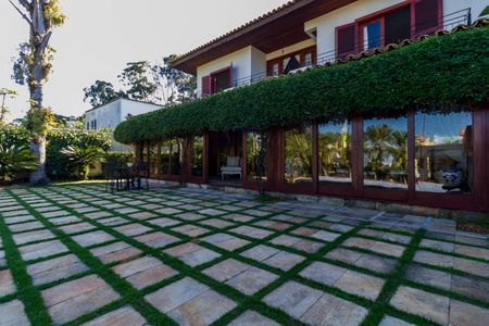 Casa à venda com 735m², 4 quartos e 6 vagas Casa à venda com 735m², 4 quartos e 6 vagasÁrea Externa