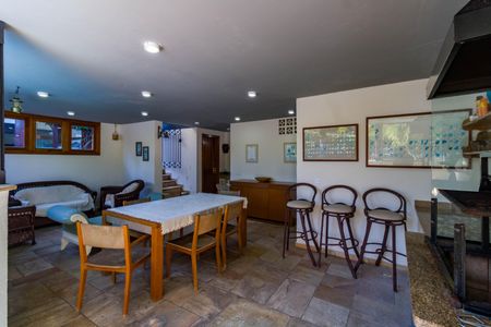 Casa à venda com 735m², 4 quartos e 6 vagas Casa à venda com 735m², 4 quartos e 6 vagasÁrea Gourmet