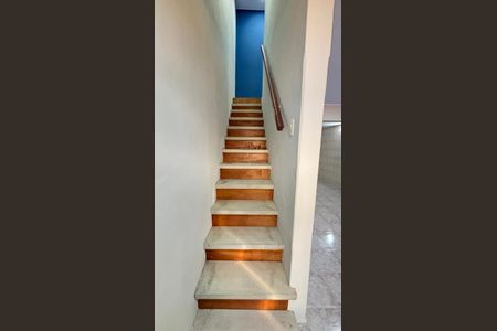 Casa à venda com 82m², 2 quartos e sem vaga Casa à venda com 82m², 2 quartos e sem vagaEscada
