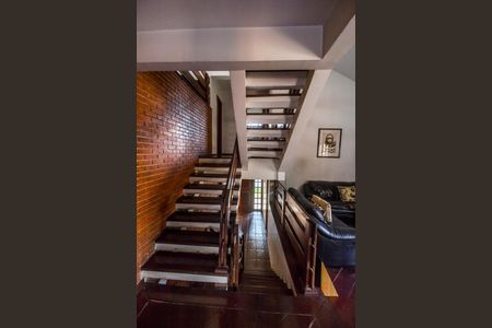 Casa de condomínio à venda com 300m², 4 quartos e 2 vagas Casa de condomínio à venda com 300m², 4 quartos e 2 vagasEscada