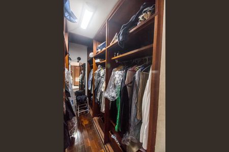 Casa de condomínio à venda com 300m², 4 quartos e 2 vagas Casa de condomínio à venda com 300m², 4 quartos e 2 vagasCloset da suíte