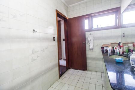 Casa de condomínio à venda com 300m², 4 quartos e 2 vagas Casa de condomínio à venda com 300m², 4 quartos e 2 vagasBanheiro da Suíte