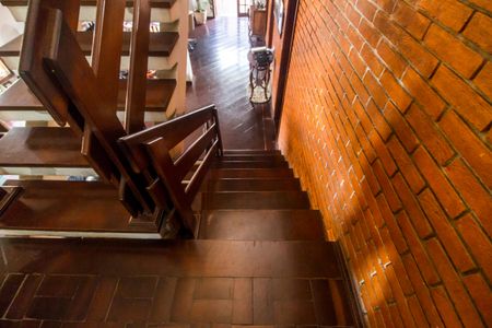 Casa de condomínio à venda com 300m², 4 quartos e 2 vagas Casa de condomínio à venda com 300m², 4 quartos e 2 vagasEscada