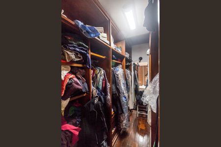 Casa de condomínio à venda com 300m², 4 quartos e 2 vagas Casa de condomínio à venda com 300m², 4 quartos e 2 vagasCloset da suíte