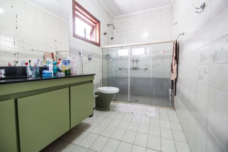 Casa de condomínio à venda com 300m², 4 quartos e 2 vagas Casa de condomínio à venda com 300m², 4 quartos e 2 vagasBanheiro da Suíte
