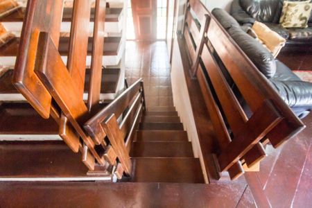 Casa de condomínio à venda com 300m², 4 quartos e 2 vagas Casa de condomínio à venda com 300m², 4 quartos e 2 vagasEscada