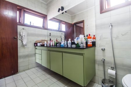 Casa de condomínio à venda com 300m², 4 quartos e 2 vagas Casa de condomínio à venda com 300m², 4 quartos e 2 vagasBanheiro da Suíte