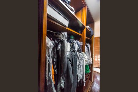 Casa de condomínio à venda com 300m², 4 quartos e 2 vagas Casa de condomínio à venda com 300m², 4 quartos e 2 vagasCloset da suíte