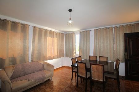 Casa à venda com 202m², 4 quartos e 2 vagasSala