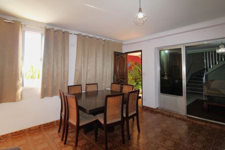 Casa à venda com 202m², 4 quartos e 2 vagasSala