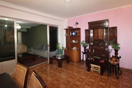 Casa à venda com 202m², 4 quartos e 2 vagasSala