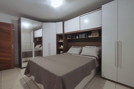 Casa de condomínio à venda com 243m², 4 quartos e 3 vagas Casa de condomínio à venda com 243m², 4 quartos e 3 vagasQuarto 1