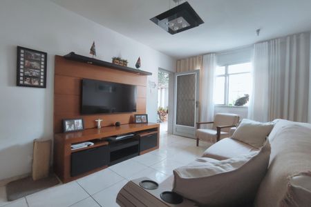 Casa de condomínio à venda com 243m², 4 quartos e 3 vagas Casa de condomínio à venda com 243m², 4 quartos e 3 vagasSala