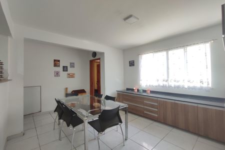 Casa de condomínio à venda com 243m², 4 quartos e 3 vagas Casa de condomínio à venda com 243m², 4 quartos e 3 vagasCozinha