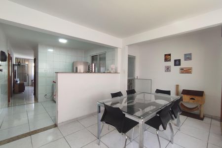 Casa de condomínio à venda com 243m², 4 quartos e 3 vagas Casa de condomínio à venda com 243m², 4 quartos e 3 vagasCozinha