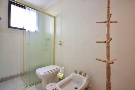 Apartamento à venda com 285m², 4 quartos e 4 vagas Apartamento à venda com 285m², 4 quartos e 4 vagasBanheiro Suíte 1