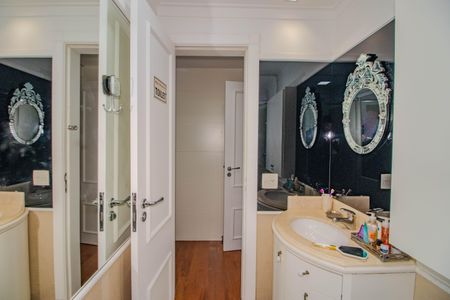 Casa de condomínio à venda com 559m², 3 quartos e 4 vagas Casa de condomínio à venda com 559m², 3 quartos e 4 vagasBanheiro da Suíte 1