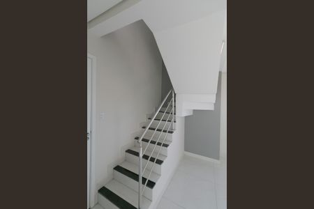 Apartamento à venda com 124m², 4 quartos e 2 vagas Apartamento à venda com 124m², 4 quartos e 2 vagasEscada