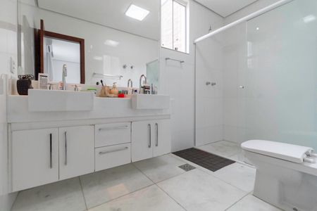 Casa à venda com 234m², 4 quartos e 4 vagas Casa à venda com 234m², 4 quartos e 4 vagasBanheiro da suíte