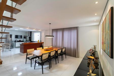 Casa à venda com 234m², 4 quartos e 4 vagas Casa à venda com 234m², 4 quartos e 4 vagasSala de Jantar