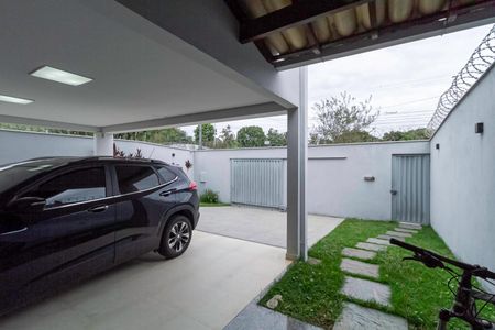 Casa à venda com 234m², 4 quartos e 4 vagas Casa à venda com 234m², 4 quartos e 4 vagasEntrada