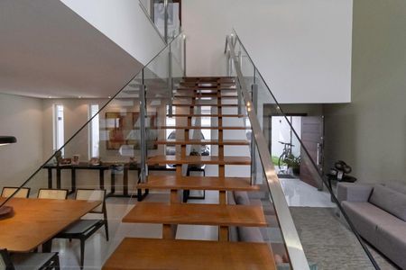 Casa à venda com 234m², 4 quartos e 4 vagas Casa à venda com 234m², 4 quartos e 4 vagasEscada