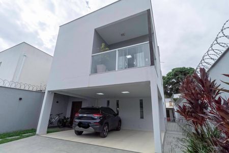 Casa à venda com 234m², 4 quartos e 4 vagas Casa à venda com 234m², 4 quartos e 4 vagasFachada